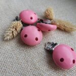 Klips do smoczka drewniany koralowy