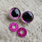 Oczy błyszczące fuksjowe 3d do maskotek, sów z makramy O45