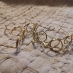 Okulary dla lalek z makramy mini złote