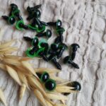 Mini oczy do sów, lalek z makramy zielone O43