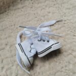 Trampki do lalek z makramy 3,5cm białe mini buty B9