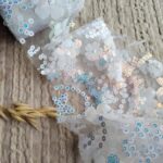 Tiul z cekinami i kwiatkami do makramy na metry T20