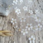 Tiul na metry biały z kwiatami T19