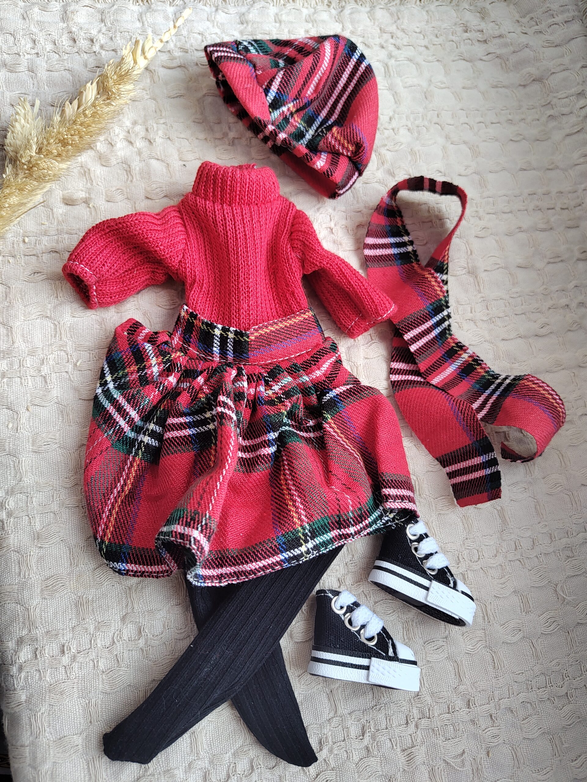 Ubranka dla lalek z makramy dla nauczycielki - obrazek 2