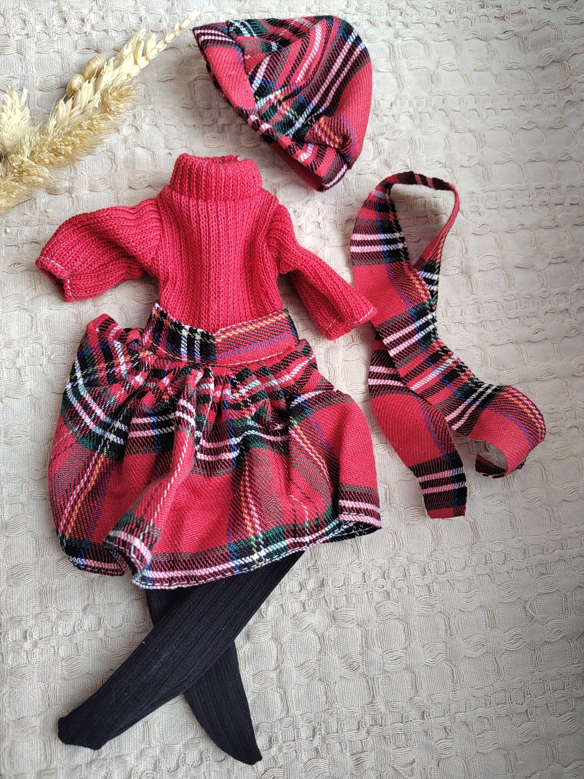 Ubranka dla lalek z makramy dla nauczycielki