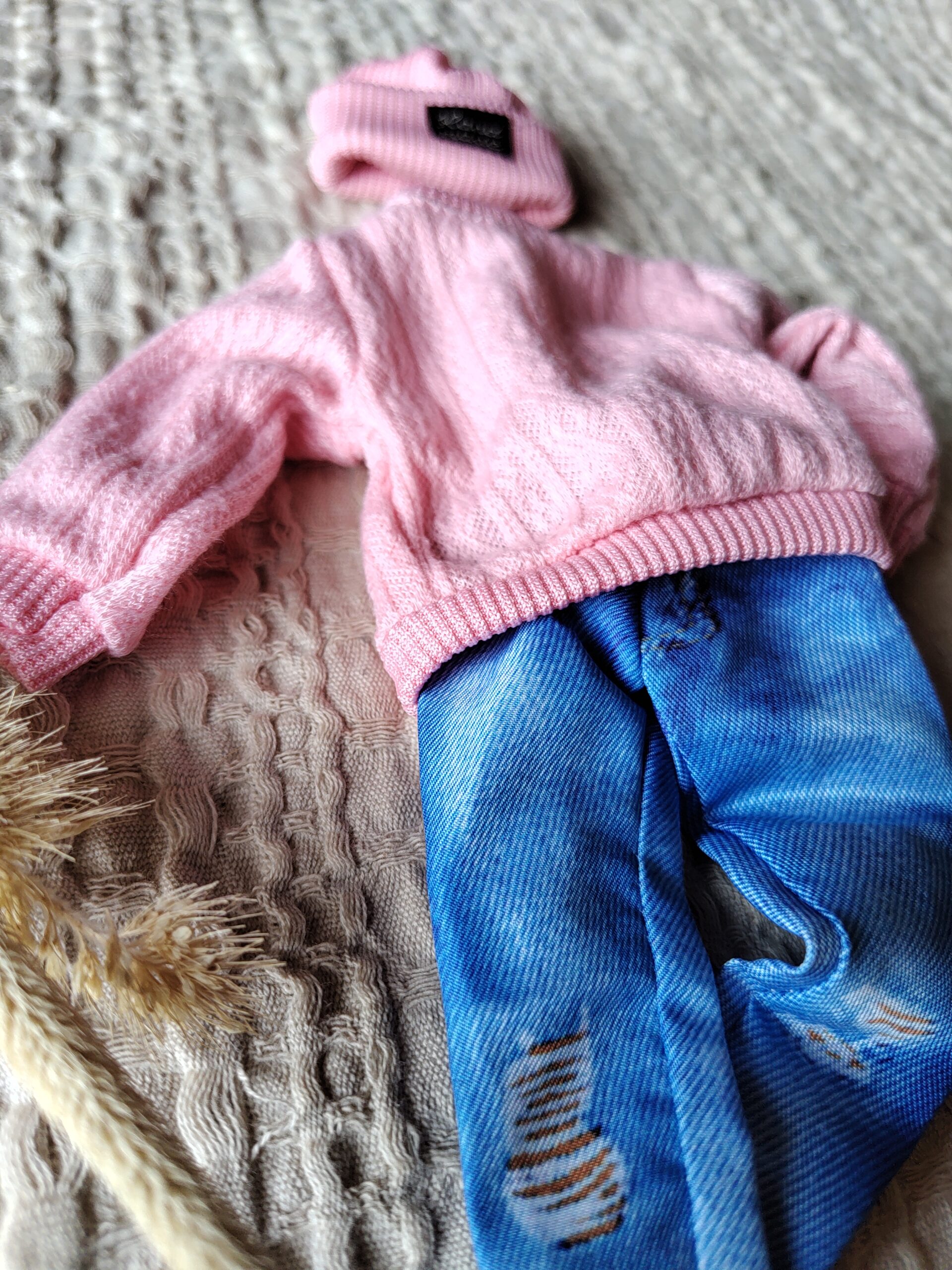 Ubranka dla lalek z makramy 3 - obrazek 2