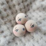 Drewniana malowana buźka do makramy 25mm - Premium męskia B28