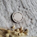 Tabliczka do ramki z makramy średnica 3cm 30 znaków P23