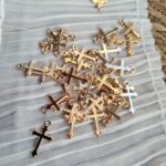 Krzyż złoty do aniołka z makramy 1,7cmx1cm