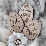 Zawieszka na wielkanoc plus imię 6,5cmx4,5cm P73 10 znaków