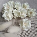 Kwiaty z foamiranu 3cm ecru K88