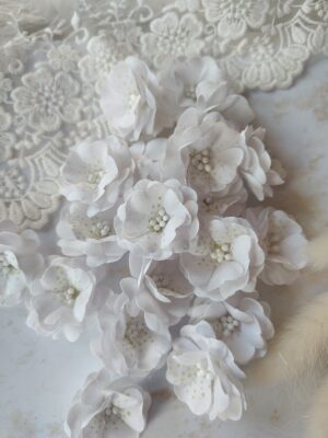 Kwiaty z bawełny nakrapiane 3cm białe K111