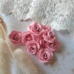 Główki kwiatów 10szt pudrowy róż do laleczek z makramy K66