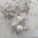 Kwiat z tkaniny koronka biały K122