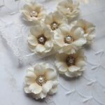 Kwiat z tkaniny ecru z cyrkoniami Premium 3cm  K131