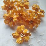 Kwiat z tkaniny pomarańczowy nakrapiany 2,5cm do 3cm  K124