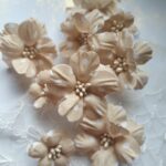 Kwiat z tkaniny ecru nakrapiany 2,5cm do 3cm  K125