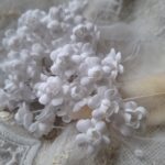 Mini kwiatki na główki aniołków 5szt białe 1,5cm  K135