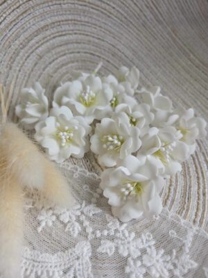 Kwiaty białe z foamiranu 3cm  K133