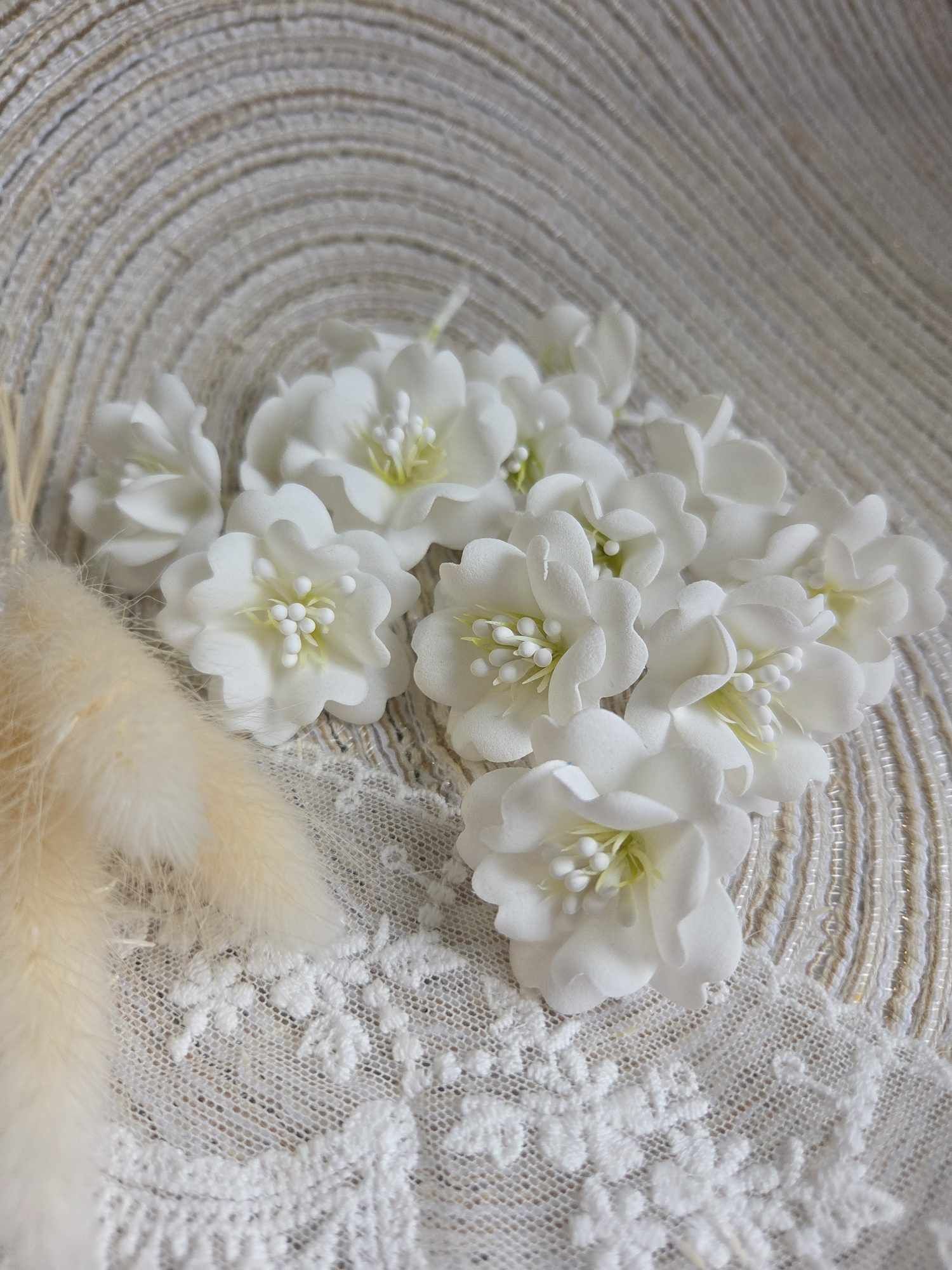 Kwiaty białe z foamiranu 3cm K133