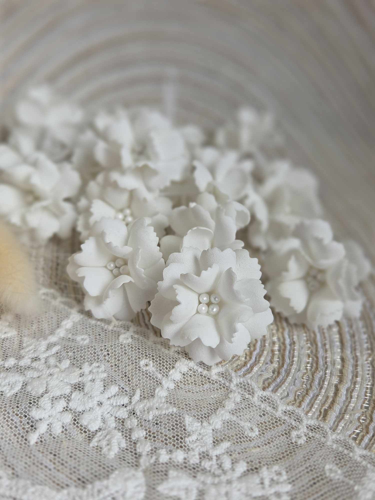 Kwiaty śnieżna biel z foamiranu 3cm K134