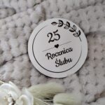 Tabliczka do makramy z HDF średnica 6,5cm  2 znaki  H200