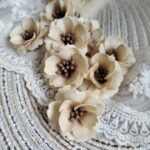 Kwiaty z foamiranu beż 4cm K147