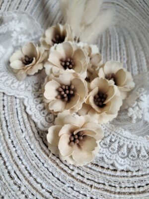 Kwiaty z foamiranu beż 4cm K147