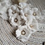 Kwiaty z foamiranu białe z cyrkoniami 3cm K144