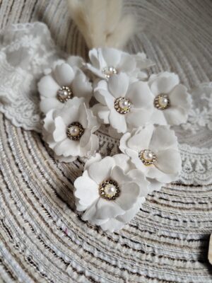 Kwiaty z foamiranu białe z cyrkoniami 3cm K144