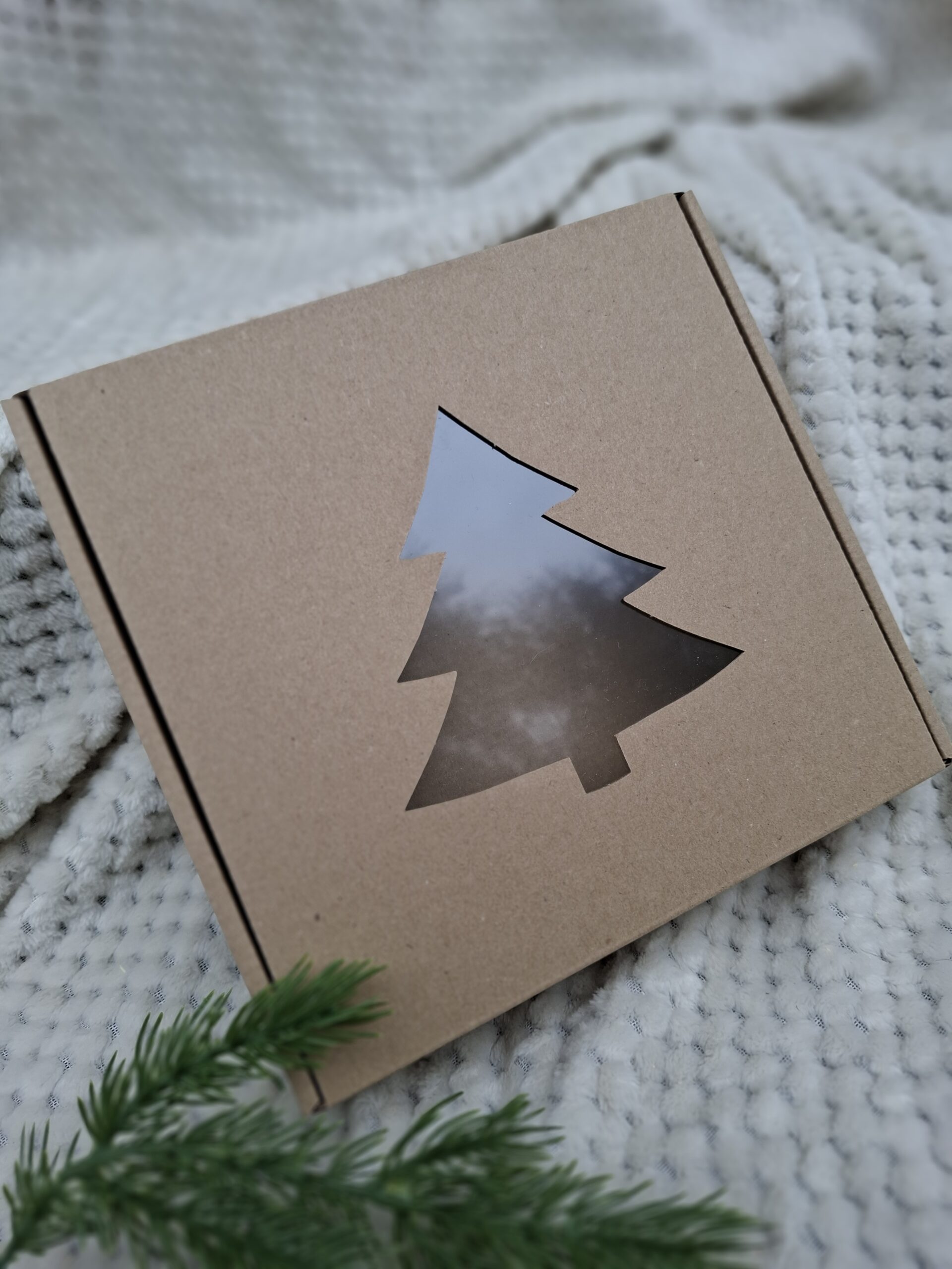 Pudełko do pakowania fasonowe choinka 20cmx20cmx5cm