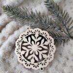 Drewniana zawieszka ażur do makramy na Święta 7,5cm KA7
