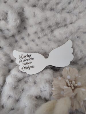 Skrzydła anioła podziękowanie z HDF 8,5cm x 3,7cm  35 znaków H350