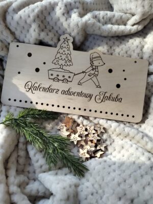 Kalendarz adwentowy ze sklejki 30cm x 20cm  35 znaków N821