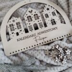 Kalendarz adwentowy ze sklejki 28cm x 20cm  35 znaków N823