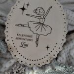 Kalendarz adwentowy ze sklejki 25cm x 20cm  35 znaków N829