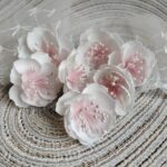 Kwiaty z foamiranu z pręcikami białe 2,5cm K151