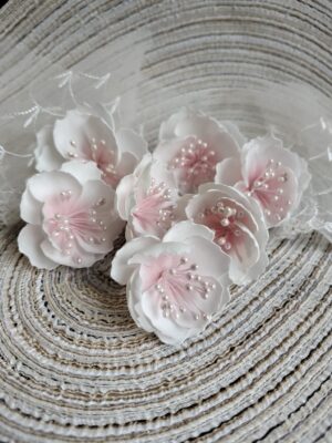 Kwiaty z foamiranu z pręcikami białe 3,5cm K151