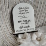 Tabliczka z własnym napisem na I Komunię Świętą z HDF 7,5cm x 5,5cm 35 znaków H406