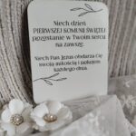 Tabliczka z własnym napisem na I Komunię Świętą z HDF 9cm x 7cm 150 znaków H409
