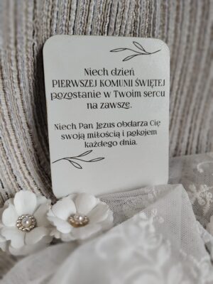 Tabliczka z własnym napisem na I Komunię Świętą z HDF 9cm x 7cm 150 znaków H409