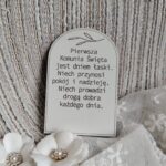 Tabliczka z własnym napisem na I Komunię Świętą z HDF 8cm x 5cm 50 znaków H412