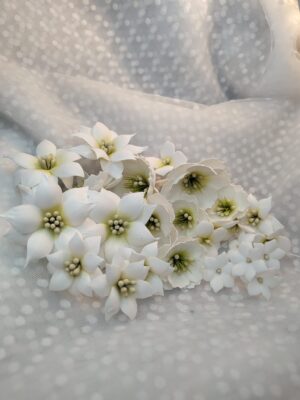 Zestaw kwiatów 25 szt z foamiranu od 1cm do 3,5cm białe ZK14