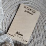 Podziękowanie z magnesem ze sklejki 9,5cm x 6cm 35 znaków PK18