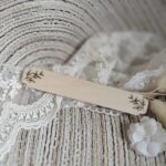 Tabliczka personalizowana ze sklejki 11cm x 2cm  35 znaków N943