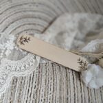 Tabliczka personalizowana ze sklejki 9,5cm x 2cm  35 znaków N945