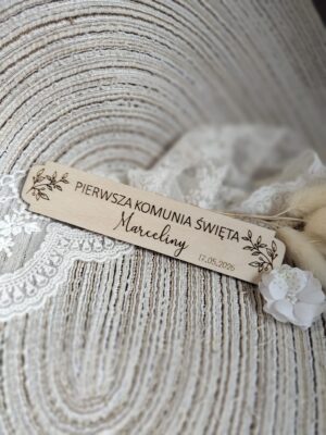 Tabliczka na I Komunię Świętą ze sklejki 14cm x 3cm  35 znaków N946