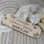 Tabliczka na I Komunię Świętą ze sklejki 12cm x 3,5cm  35 znaków N947