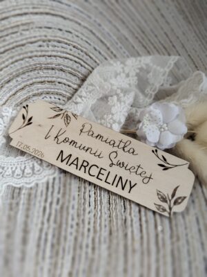 Tabliczka na I Komunię Świętą ze sklejki 12cm x 3,5cm  35 znaków N947