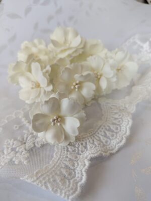 Kwiatki z foamiranu 3cm – Dodatki do makramy i ramek 3D śmietanka MZ2